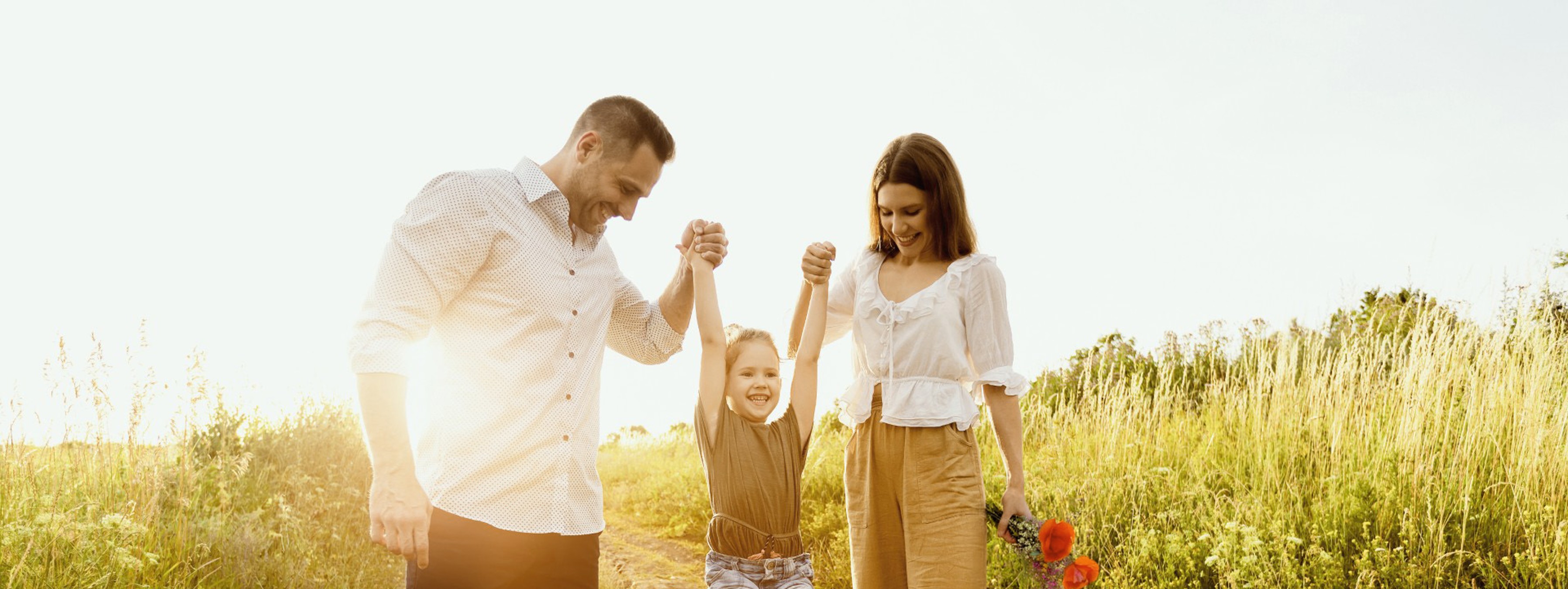 Glückliche Familie beim Spazierengehen